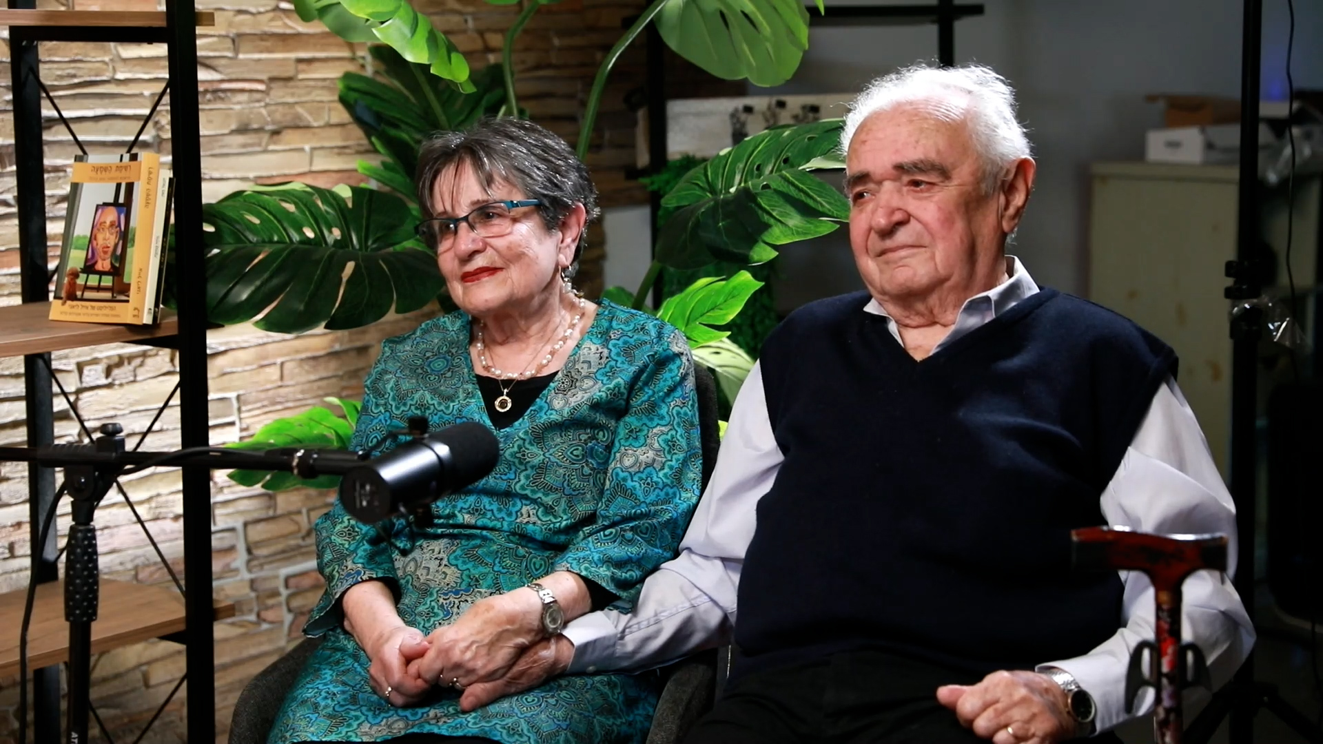 זוג מספר את סיפור חייו מול המצלמה